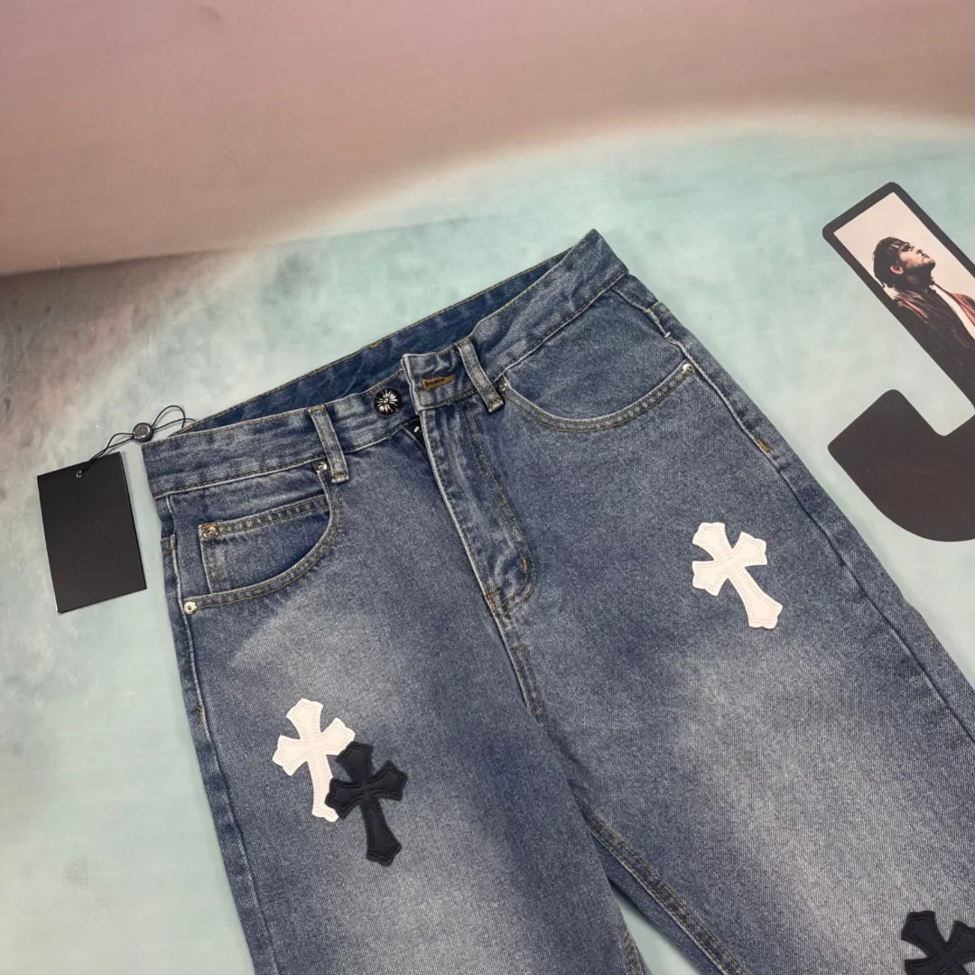 🅿️290 🔘Style number-KL163 🔘Croxin 𝐂𝐡𝐫𝐨𝐦𝐞 𝐇𝐞𝐚𝐫𝐭 city limited Sanskrit cross patch leather jeans* This Croxin city limited series of jeans is a very popular limited edition in the fashion circle! It is made of classic blue denim, which has a great texture, is crisp and soft, and is extremely durable. The colorful crosses and letter patterns on the pants are so eye-catching. The crosses are available in blue and white, and are presented through exquisite craftsmanship. They have a strong three-dimensional effect and the colors are not easy to fade. The letter pattern is exquisite and paired with the cross, it is full of fashion. In terms of production technology, Croxin has always pursued perfection. The wiring is neat, the hardware accessories are customized, and the buttons, zippers, etc. all have Croxin's signature details, giving it a full sense of luxury. The straight version doesn't matter the shape of your legs. It looks good on both thick and thin legs, and it's super versatile. The matching suggestions are as follows: Street fashion style: Wear a loose white hooded sweatshirt on the upper body, a black Crow Heart leather jacket, black high-top Converse or Martin boots, and then put on a Crow Heart silver necklace or ring to look cool and handsome. Casual fashion style: Pair with a solid-color short-sleeved T-shirt, such as black, white and gray, which looks great. Wear white Nike sneakers and carry a heart-shaped crossbody bag. It is comfortable and fashionable for daily outings. Retro personality style: Wear a floral shirt tucked into the waistband, and pair with retro western boots or designer dad shoes to easily create a retro personality atmosphere. These pants are fashionable and versatile. They can also be worn as a couple's style. They are so eye-catching when out on the street! Trend lovers don’t miss it!  Size: S M L XL (28.30.32.34) Color: Blue